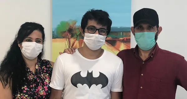 Lösemiyi Yendi, Hastane Odasında Kep Atıp Üniversiteyi Kazandı