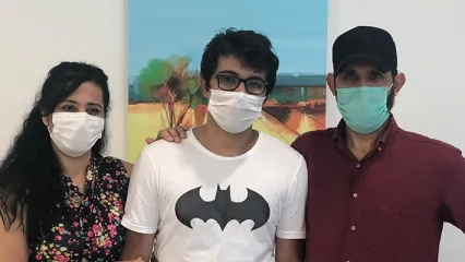 Lösemiyi Yendi, Hastane Odasında Kep Atıp Üniversiteyi Kazandı